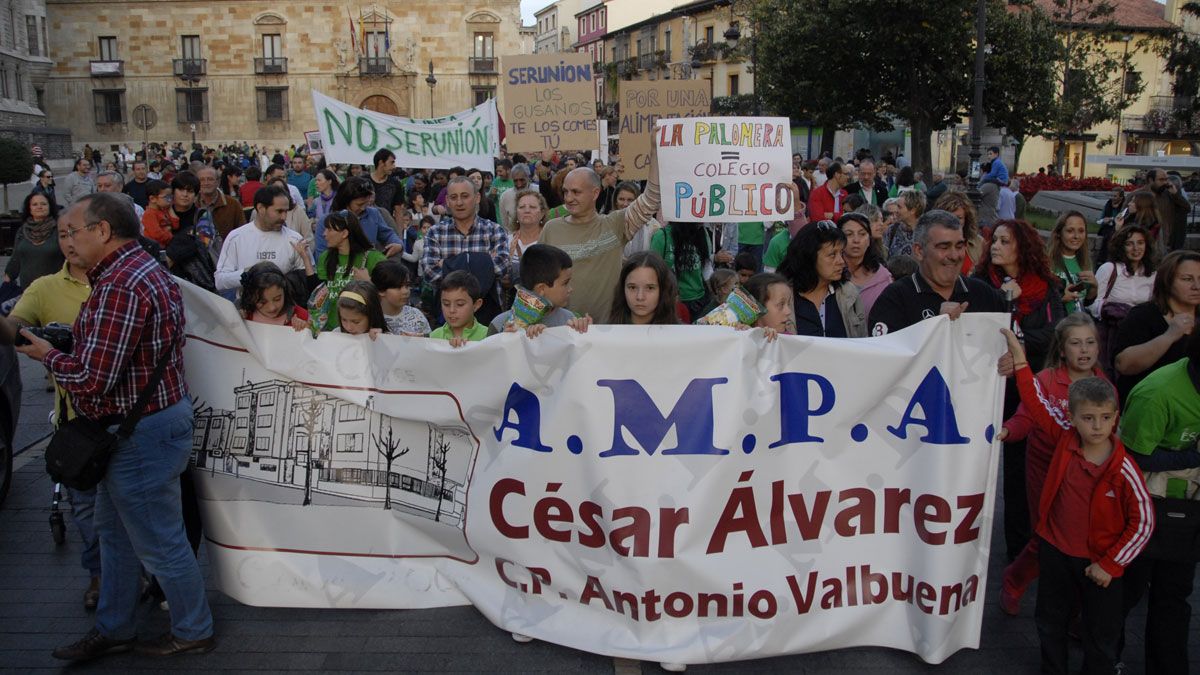 Imagen de archivo de una marcha en León que exigía la rescisión del contrato actual de la Junta con Serunión tras la polémica de los gusanos en la sopa. | MAURICIO PEÑA