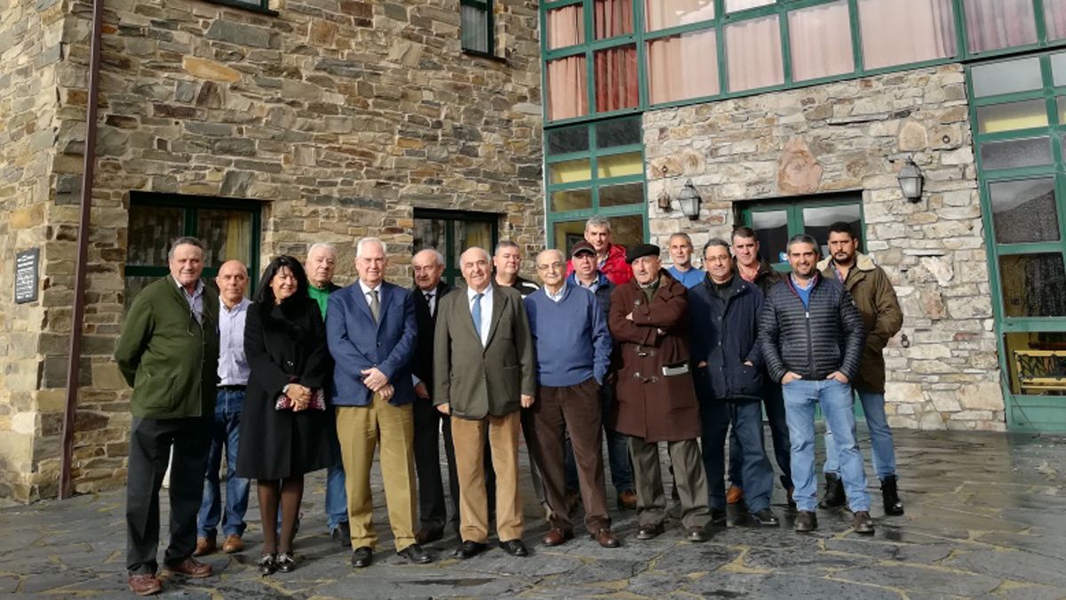 Foto de familia de la brigada, con Guillermo García y Manuel Lamelas Viloria.
