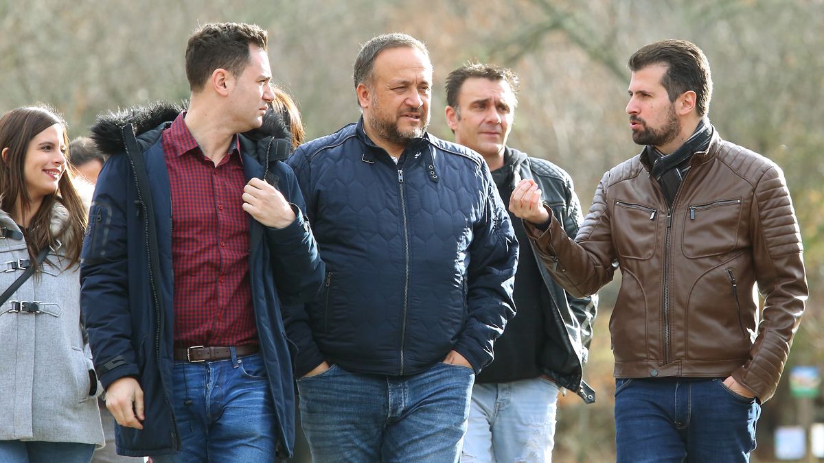 El secretario general del PSOE de Castilla y León (PSCyL) y portavoz en las Cortes, Luis Tudanca (D), junto al secretario provincial del PSOE, Javier Cendón (I), y el actual presidente de Diputación, Álvarez Courel (C). | C. SÁNCHEZ (ICAL)