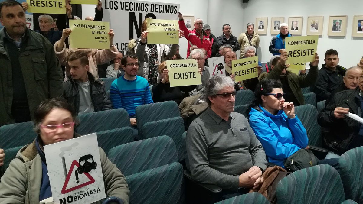 Manifestación de los vecinos en medio de la sesión plenaria en el Ayuntamiento de Ponferrada. | M.I.