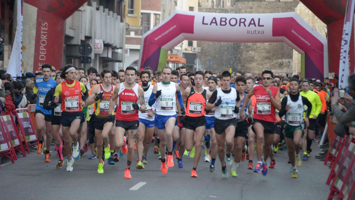 Un instante de la salida de la prueba competitiva la San Silvestre de León en su última edición. | MAURICIO PEÑA