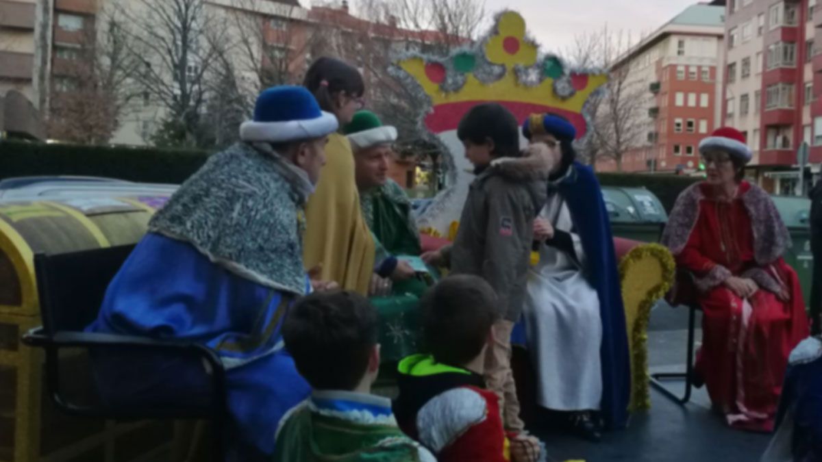 Los niños de La Palomera-Quintanilla han entregado este viernes sus deseos al Cartero Real. | L.N.C.