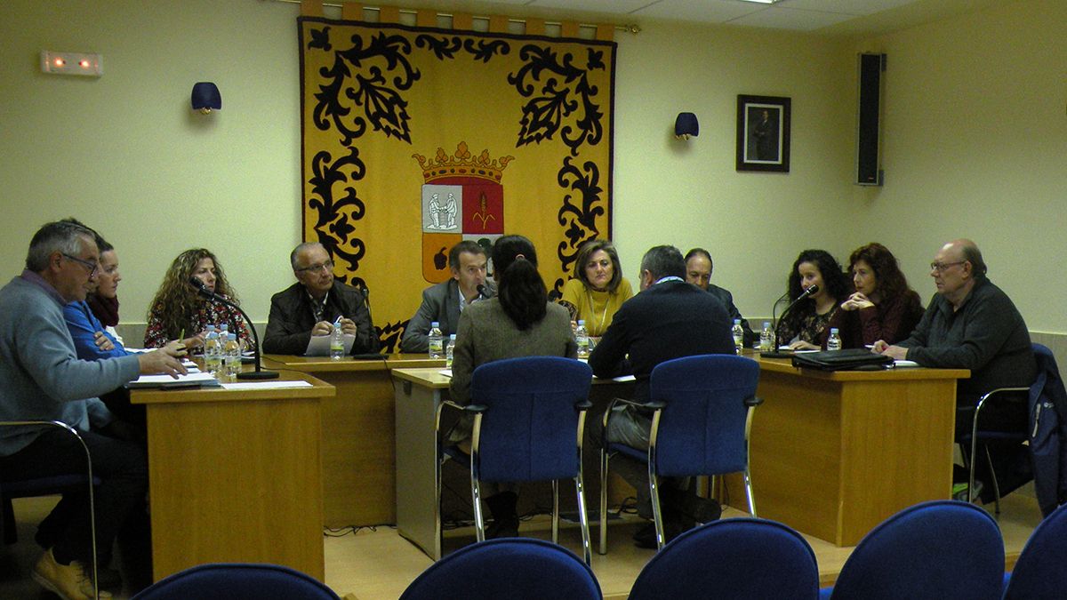 Un momento del pleno celebrado en el Ayuntamiento de La Robla. | E. NIÑO