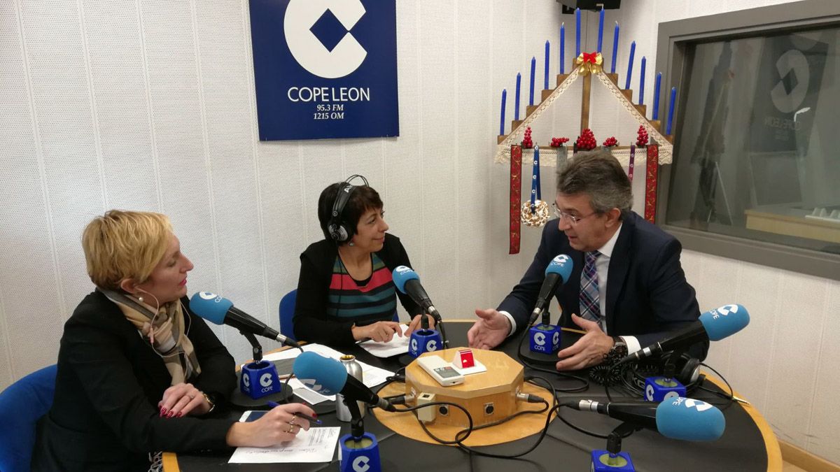 El presidente de la Diputación, Juan Martínez Majo, en Cope León. | L.N.C. El presidente de la Diputación, Juan Martínez Majo, en Cope León. | L.N.C.