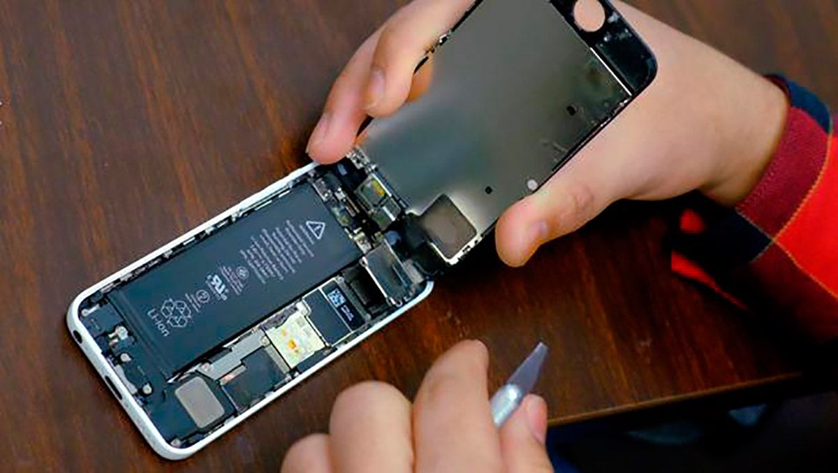 Reemplazo de una batería de iPhone. | ABC