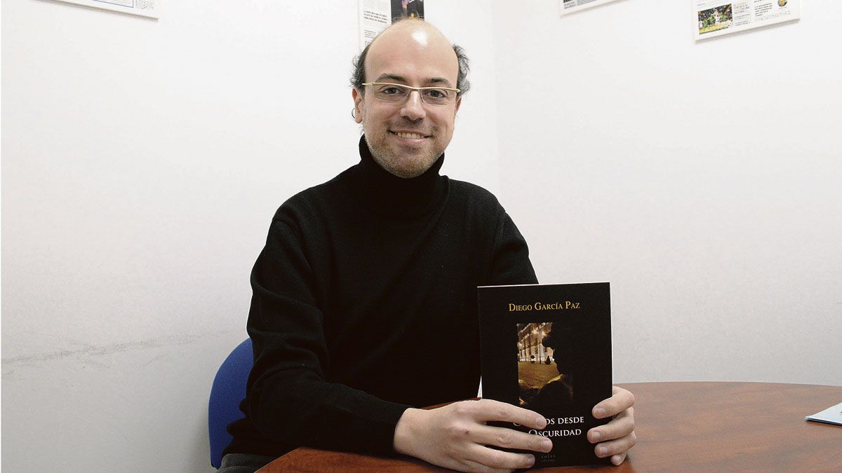 Diego García con un ejemplar de ‘Cuentos desde la oscuridad’. | DANIEL MARTÍN