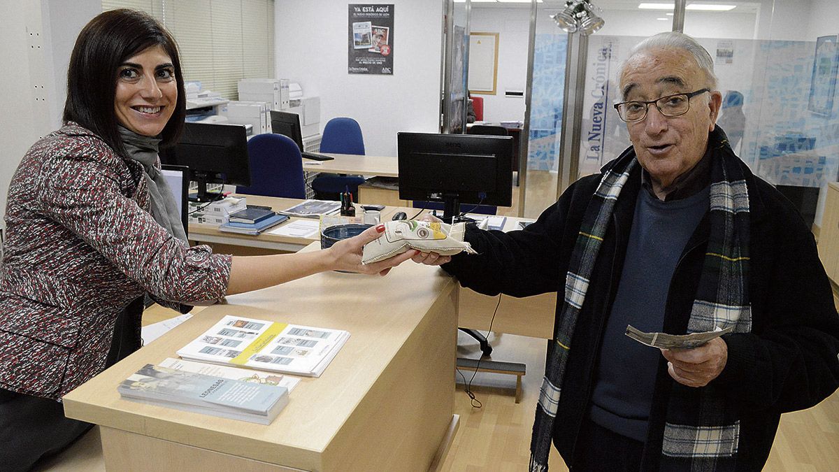 Los lectores de La Nueva Crónica recogieron este viernes su saquito de lentejas de la IGP Tierra de Campos.  | DANIEL MARTÍN