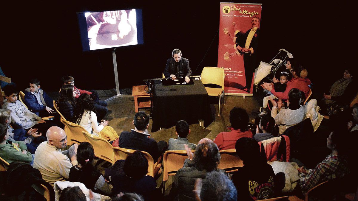 Armando Lucero lleva su magia de proximidad al escenario de Espacio Vías. | DANIEL MARTÍN