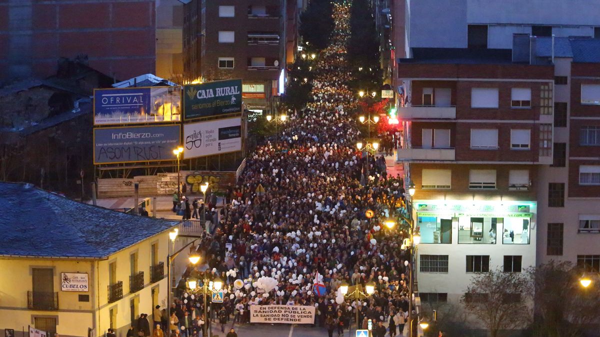 Miles de personas desfilaron en Ponferrada para reivindicar mejoras en la sanidad pública. | C.S. (ICAL)