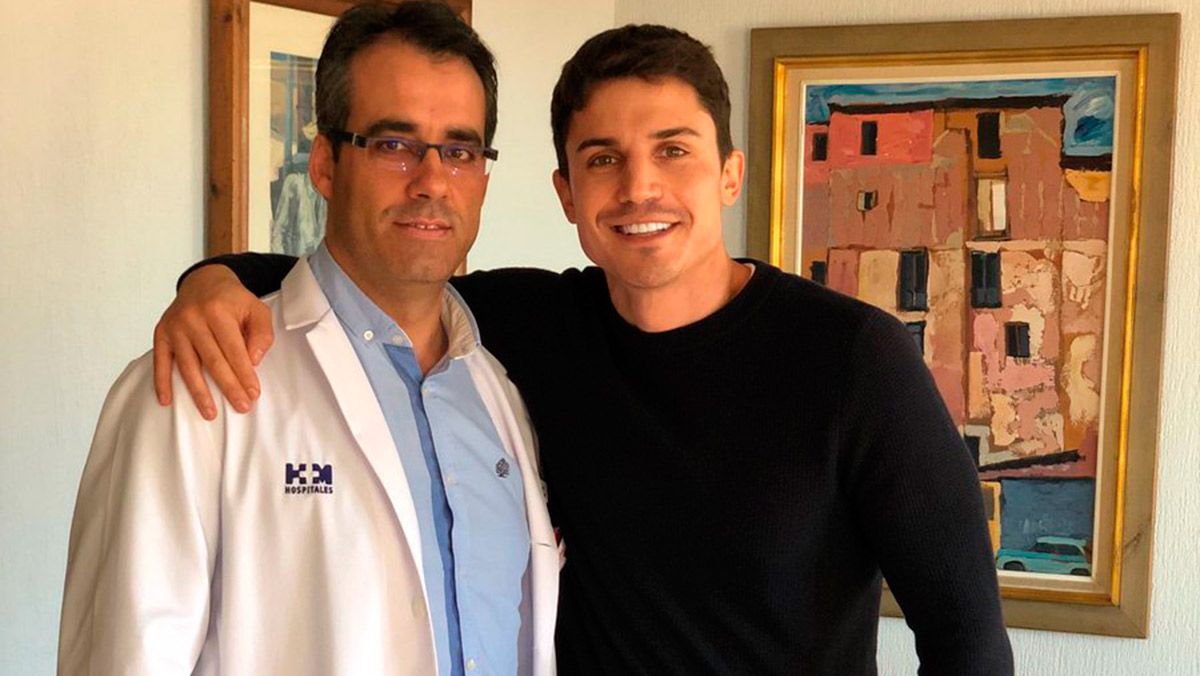 Alex González con el doctor Sergio Sánchez Herráez tras la operación del actor. | TWITTER ÁLEX GONZÁLEZ Alex González con el doctor Sergio Sánchez Herráez tras la operación del actor. | TWITTER ÁLEX GONZÁLEZ