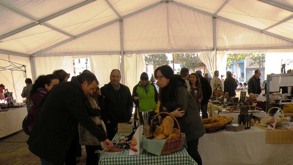 No faltaron las antigüedades en este mercado navideño. | E. NIÑO