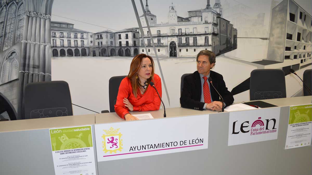 La que fuera concejala del Ayuntamiento de León, María José Álvarez Casáis, a la izquierda.