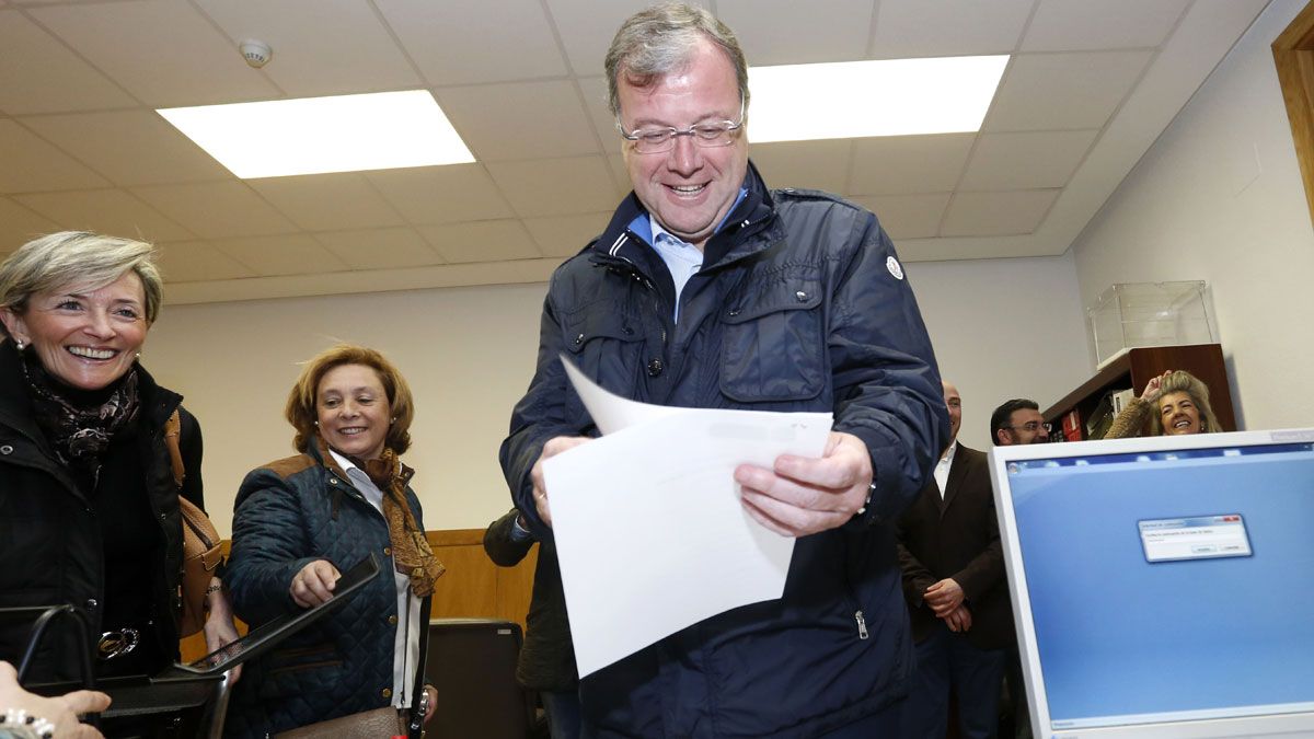 El candidato del Partido Popular a la Alcaldía del Ayuntamiento de León, Antonio Silván, presenta su candidatura en la Junta Electoral de Zona de León acompañado por los integrantes de su lista. | ICAL