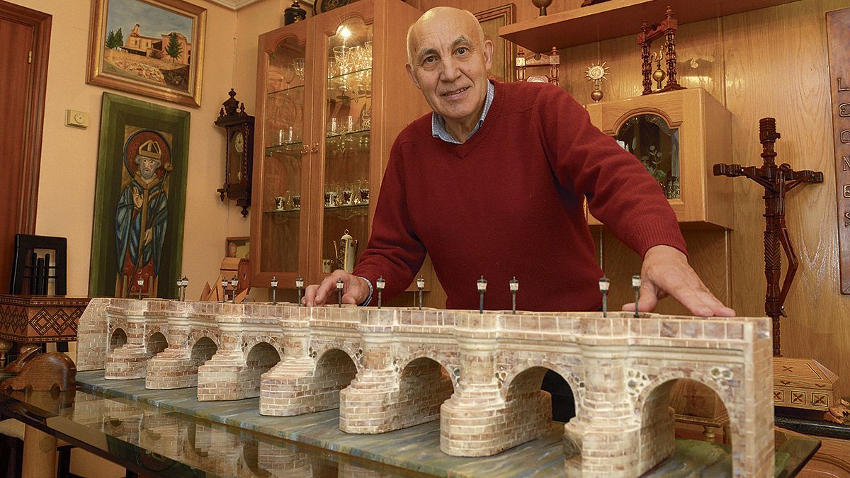 Ángel Fernández Álvarez ante una de sus mayores obras en madera y piedra, el puente de San Marcos, detrás se pueden ver otras muchas . | MAURICIO PEÑA