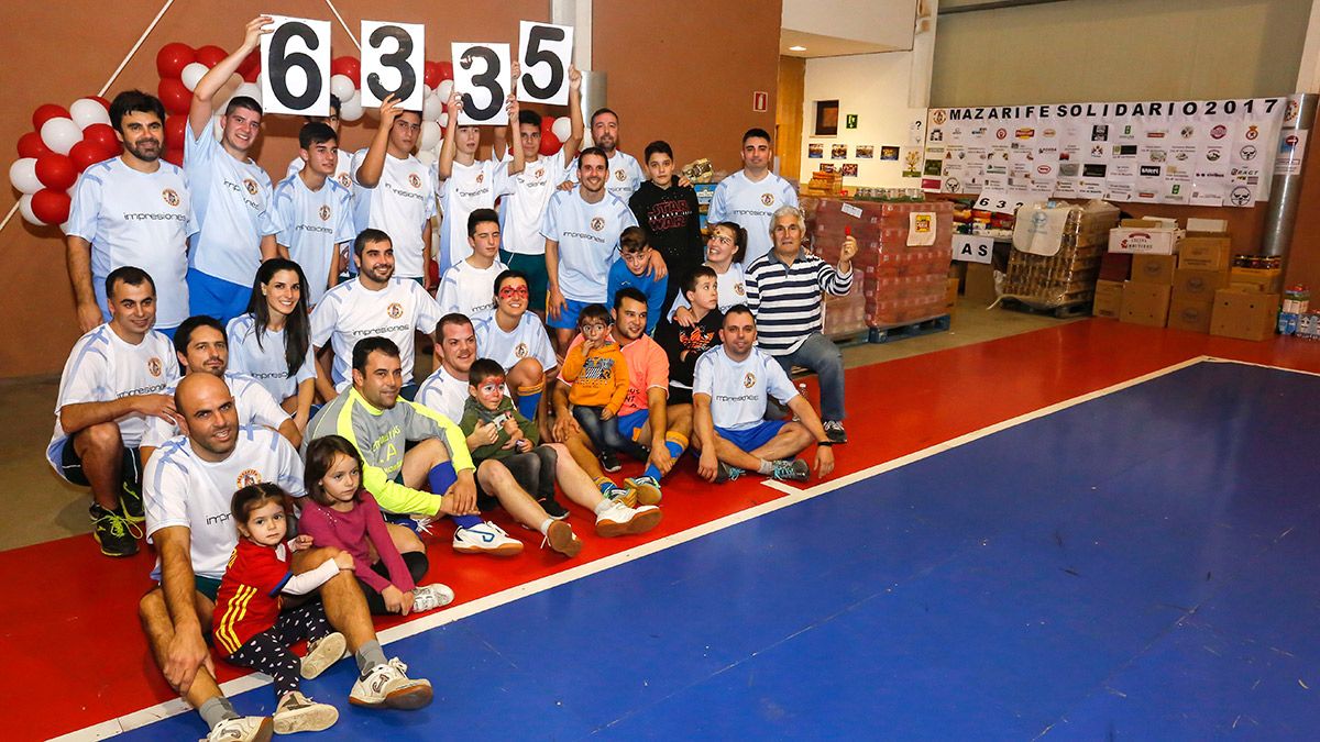 La VII edición del ‘Partido Solidario’ de Villar de Mazarife consigue 6335 kilos de comida y los dona al Banco de Alimentos de León. | ICAL
