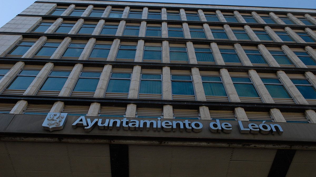 Fachada del Ayuntamiento de León, en Ordoño II. | MAURICIO PEÑA Fachada del Ayuntamiento de León, en Ordoño II. | MAURICIO PEÑA