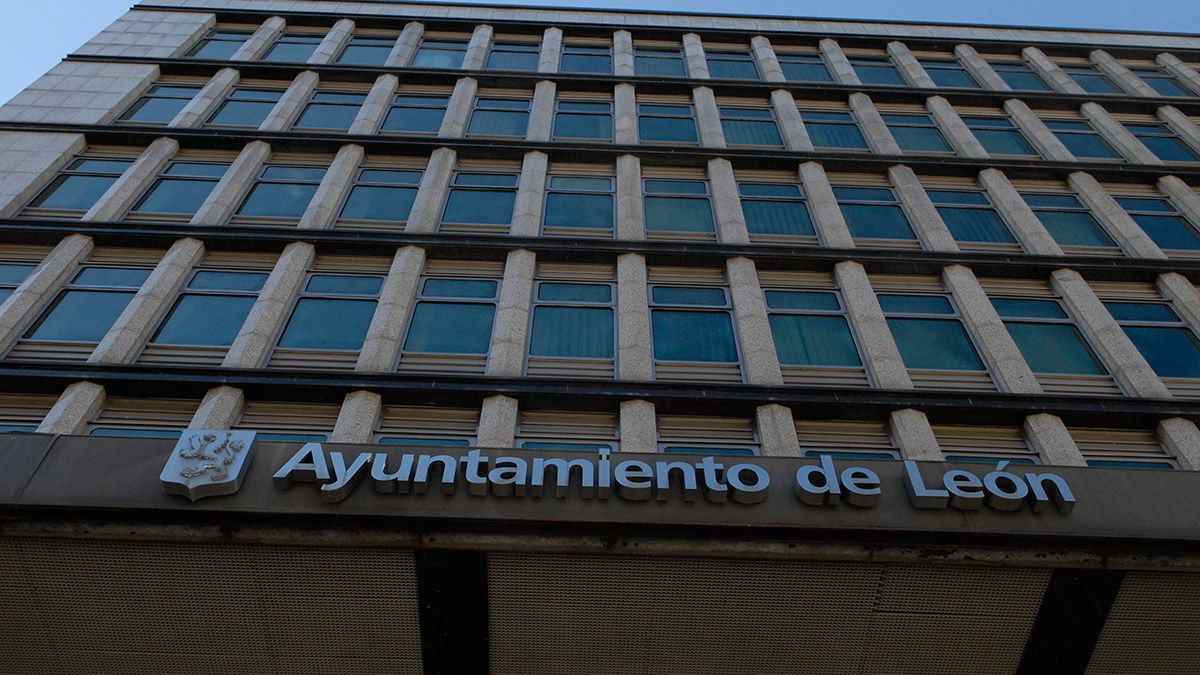 Fachada del Ayuntamiento de León, en Ordoño II. | MAURICIO PEÑA