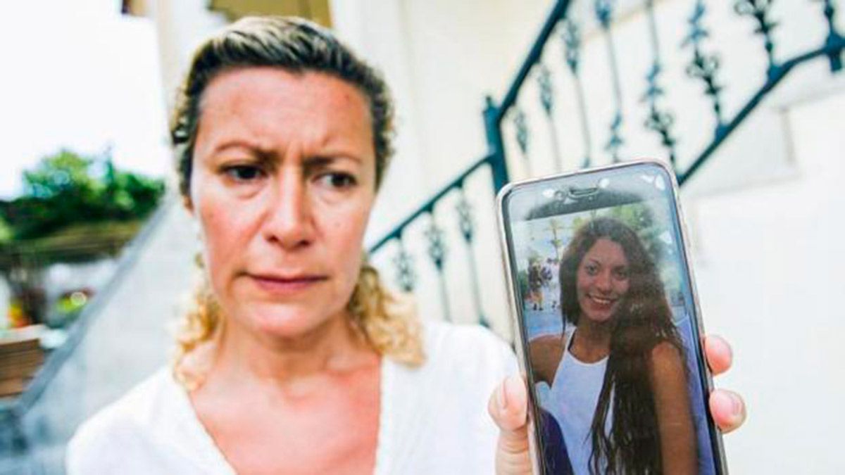 La madre de Diana Quer muestra una imagen de su hija el día en que se denunció la desaparición. | ABC.ES