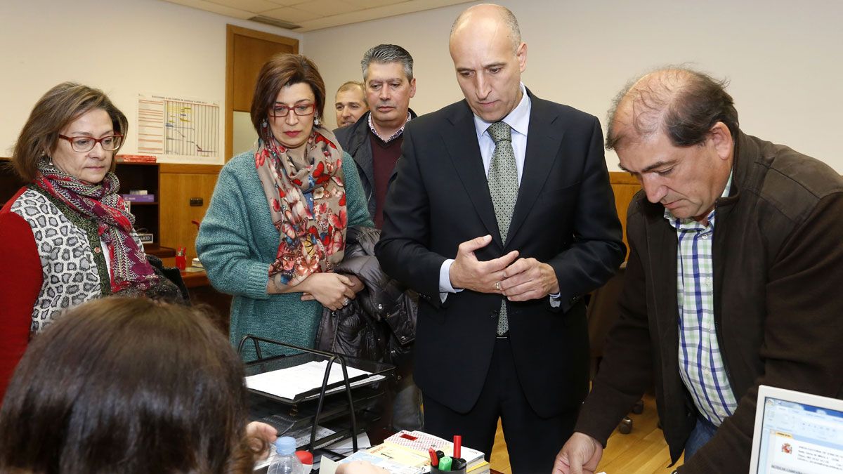 El candidato del Partido Socialista a la Alcaldía del Ayuntamiento de León, José Antonio Díez, presenta su candidatura en la Junta Electoral de Zona de León acompañado por los integrantes de su lista. | ICAL