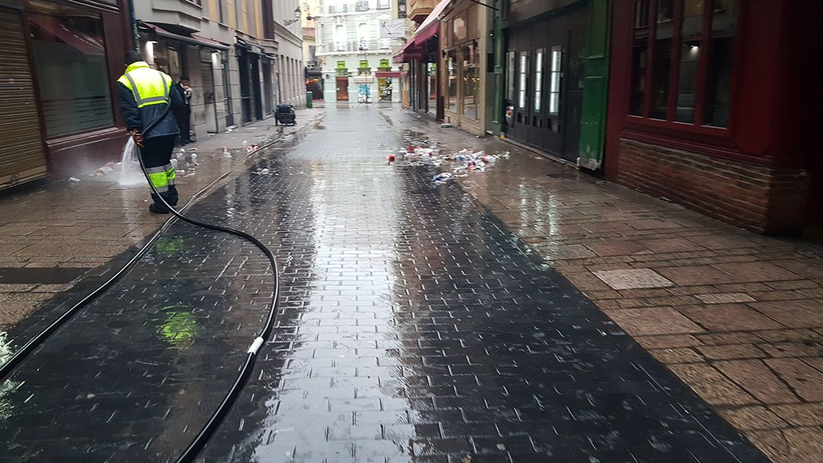 Servicios de limpieza poniendo a punto las calles en la primera mañana del 2018. | T.G. Servicios de limpieza poniendo a punto las calles en la primera mañana del 2018. | T.G.