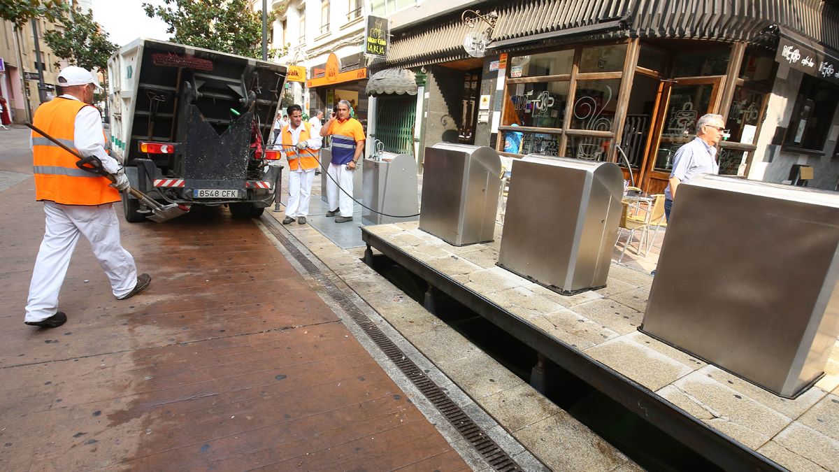 Imagen de varios operarios del Servicio de Basura en Ponferrada. | Ical Imagen de varios operarios del Servicio de Basura en Ponferrada. | Ical