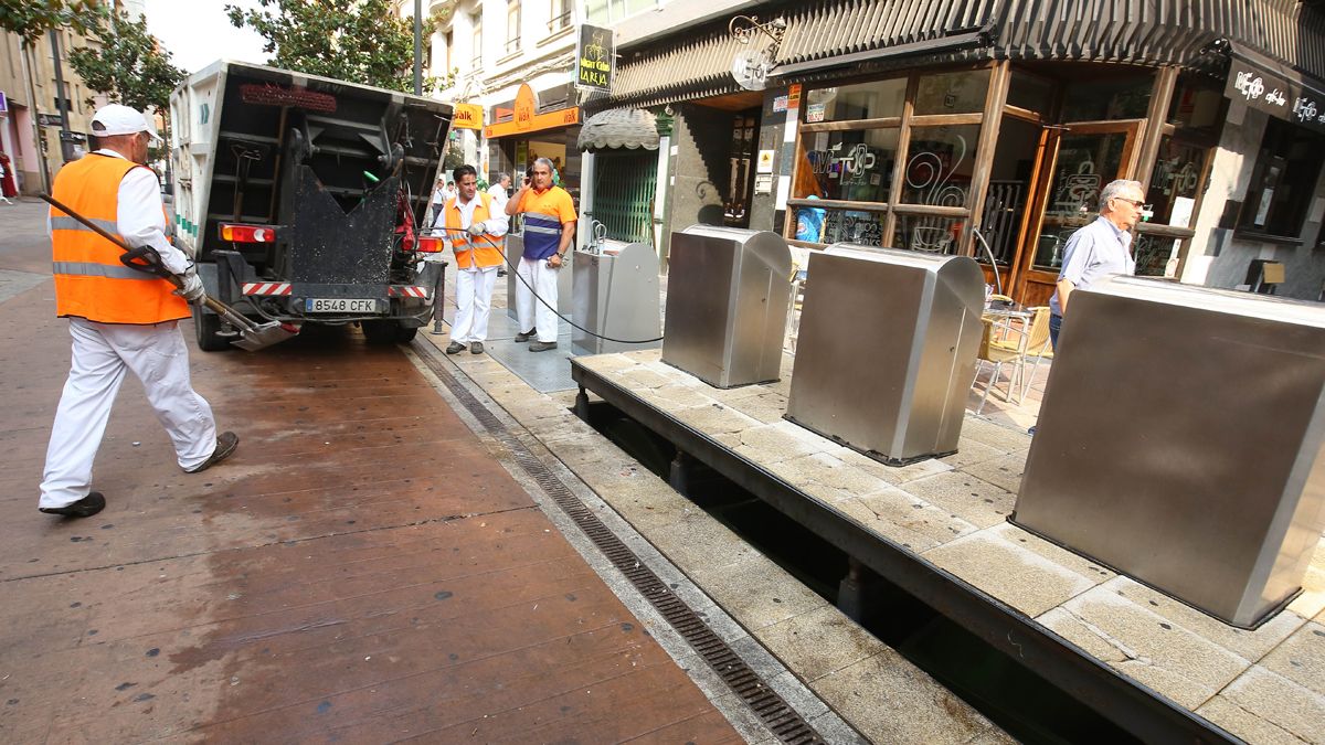 Imagen de varios operarios del Servicio de Basura en Ponferrada. | Ical