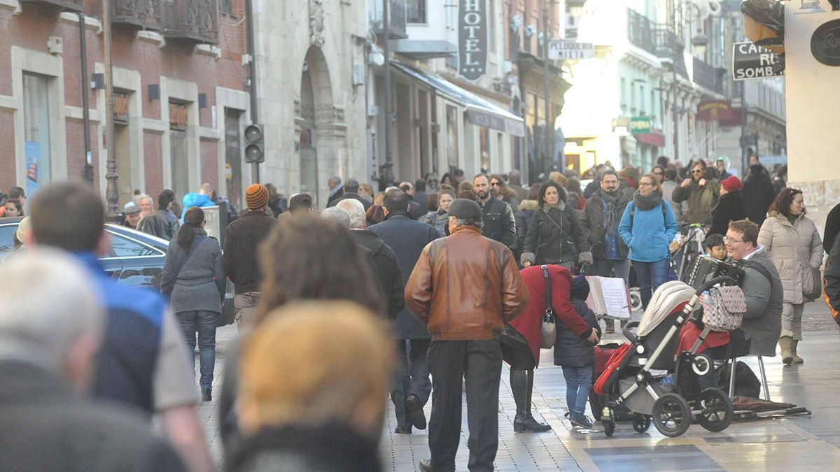 La calle Ancha de León abarrotada es una imagen que se repite cada vez más. | DANIEL MARTÍN La calle Ancha de León abarrotada es una imagen que se repite cada vez más. | DANIEL MARTÍN