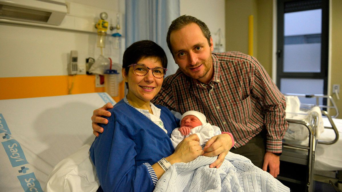 El pequeño Uriel este lunes por la mañana en el Hospital de León junto a sus padres. | MAURICIO PEÑA El pequeño Uriel este lunes por la mañana en el Hospital de León junto a sus padres. | MAURICIO PEÑA