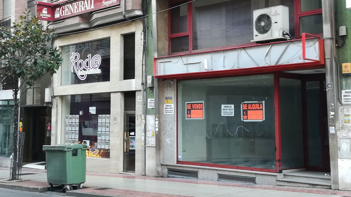 Algunos locales dan una imagen que no es por la que lucha la asociación de comerciantes. | MAR IGLESIAS