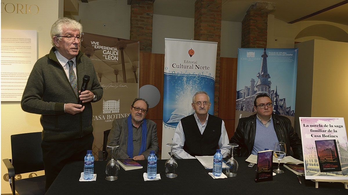 Un momento de la presentación este martes de ‘La casa de las cuatro torres’ en la Casa Botines. | MAURICIO PEÑA