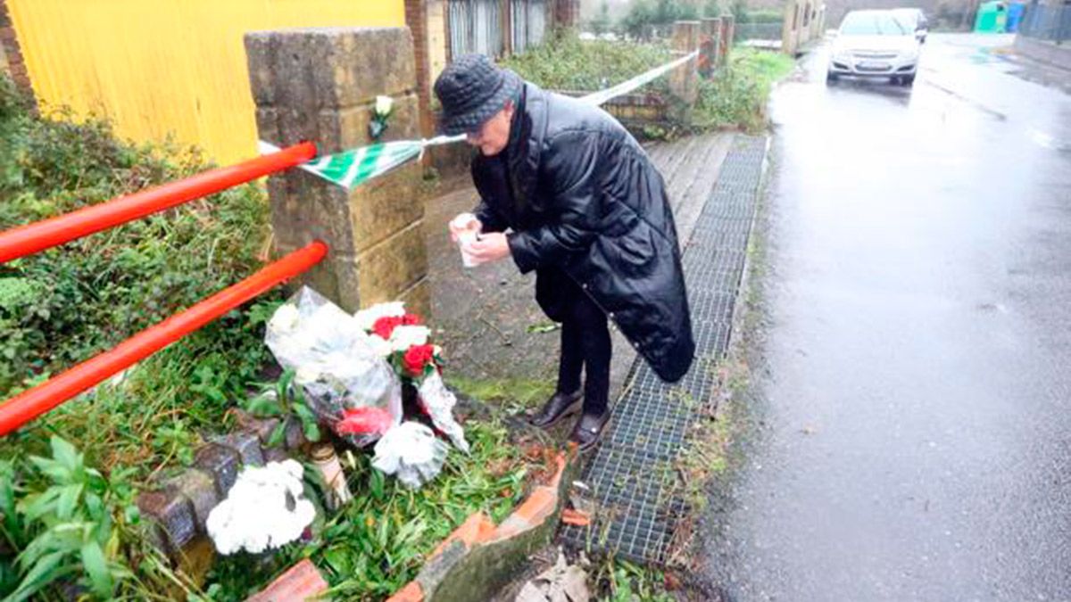 Una mujer deja flores en la nave donde hallaron el cadáver de Diana Quer. | ABC.ES
