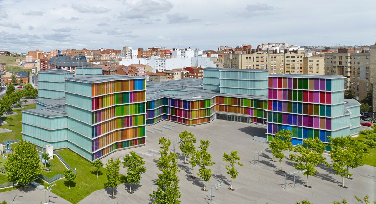 Póster del edificio del Musac que se repartió de forma gratuita en el museo en 10º aniversario. | JORDI BERNARDÓ