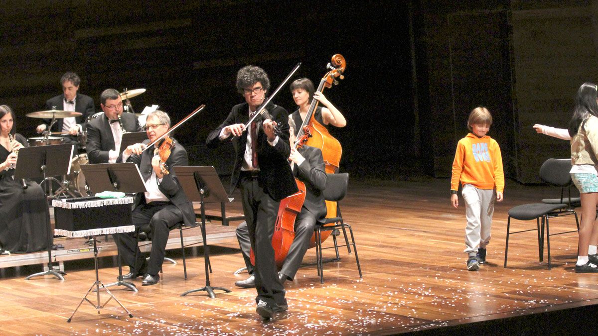 Quiquemago al violín durante su actuación del pasado año con la Orquesta de Cámara Ibérica en el Auditorio Ciudad de León. | JUAN LUIS GARCÍA