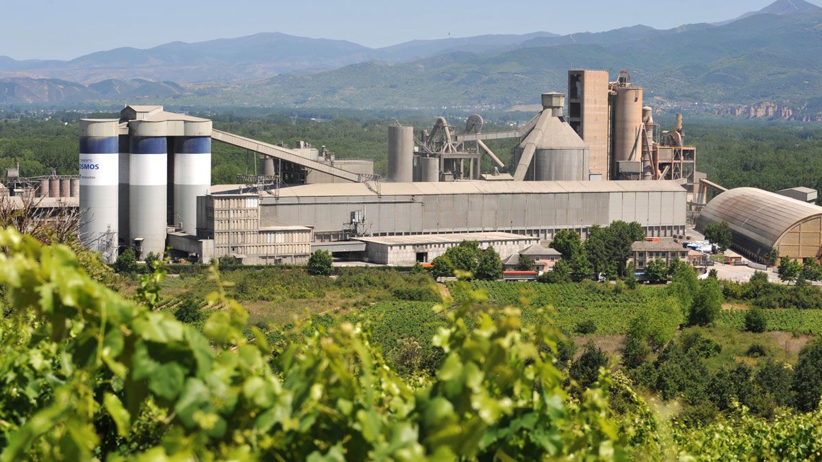 Imagen de la cementera Cosmos, en Toral de los Vados, contra la que se han levantado los ecologistas.| ICAL