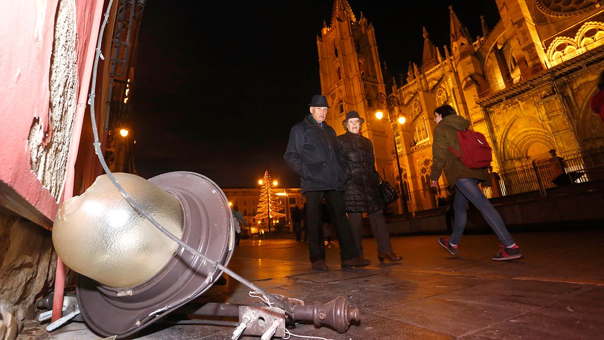 La farola que se ha caído este miércoles frente a la Catedral de León. | CARLOS S. CAMPILLO (ICAL)