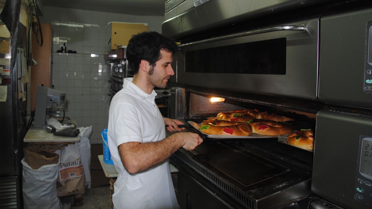 Sergio González observa la temperatura de los roscones en el horno.