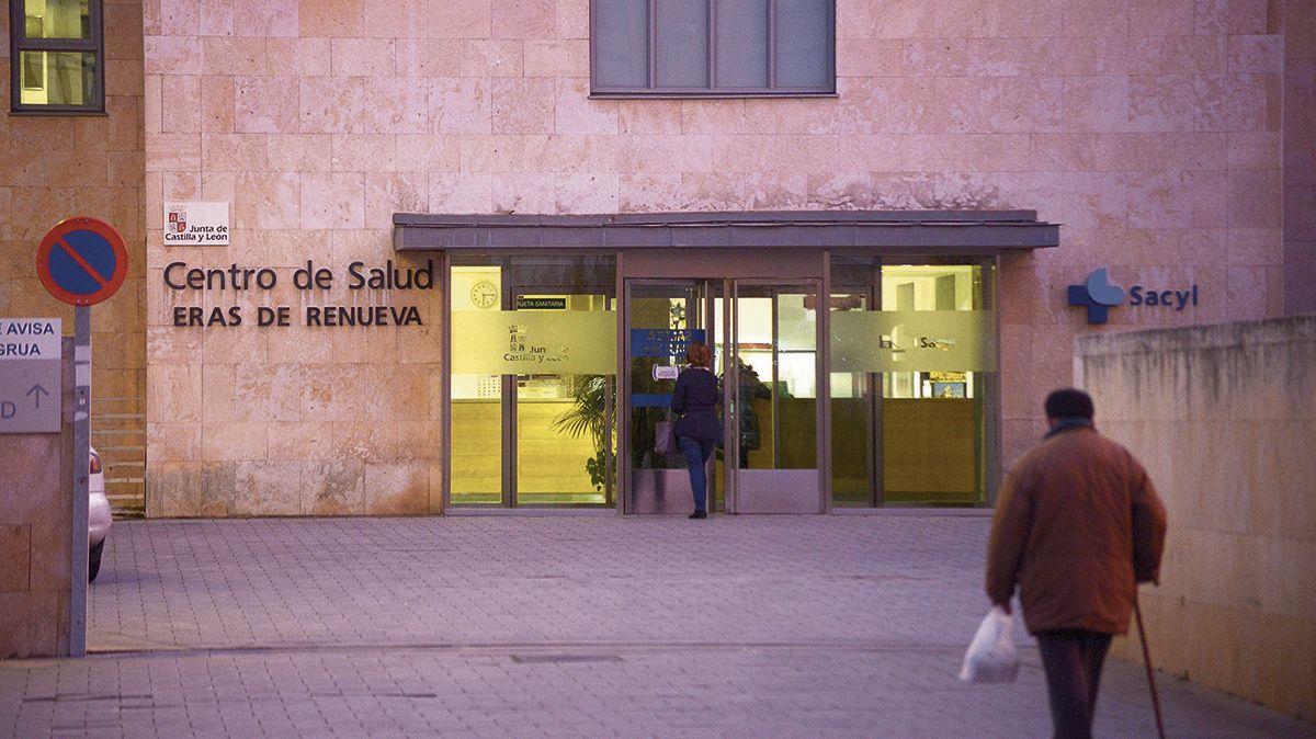 El centro de salud de Eras de Renueva vivió una tarde complicada el martes. | MAURICIO PEÑA El centro de salud de Eras de Renueva vivió una tarde complicada el martes. | MAURICIO PEÑA