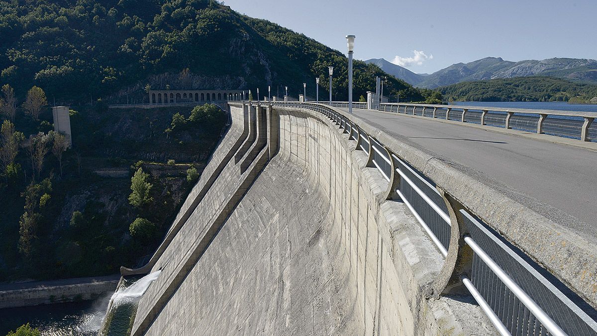 La presa del embalse de Vegamián lleva medio siglo dando servicio a los regantes del sistema Porma-Esla. | MAURICIO PEÑA