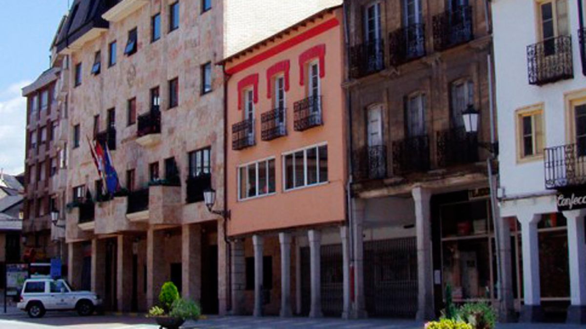 Imagen de la plaza mayor de Bembibre y la fachada del Ayuntamiento.