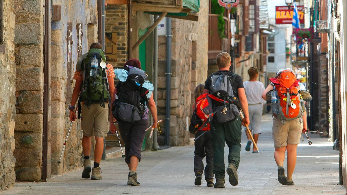 Molinaseca busca regular el tráfico en el casco histórico. | ICAL