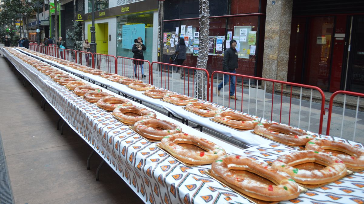 Más de cincuenta metros de roscones alineados en el centro de Ponferrada. | A.C.