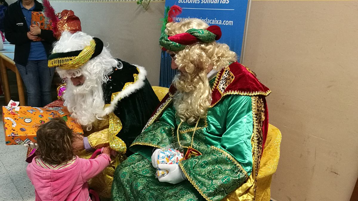 Los reyes magos, con algunos de los niños. | L.N.C.