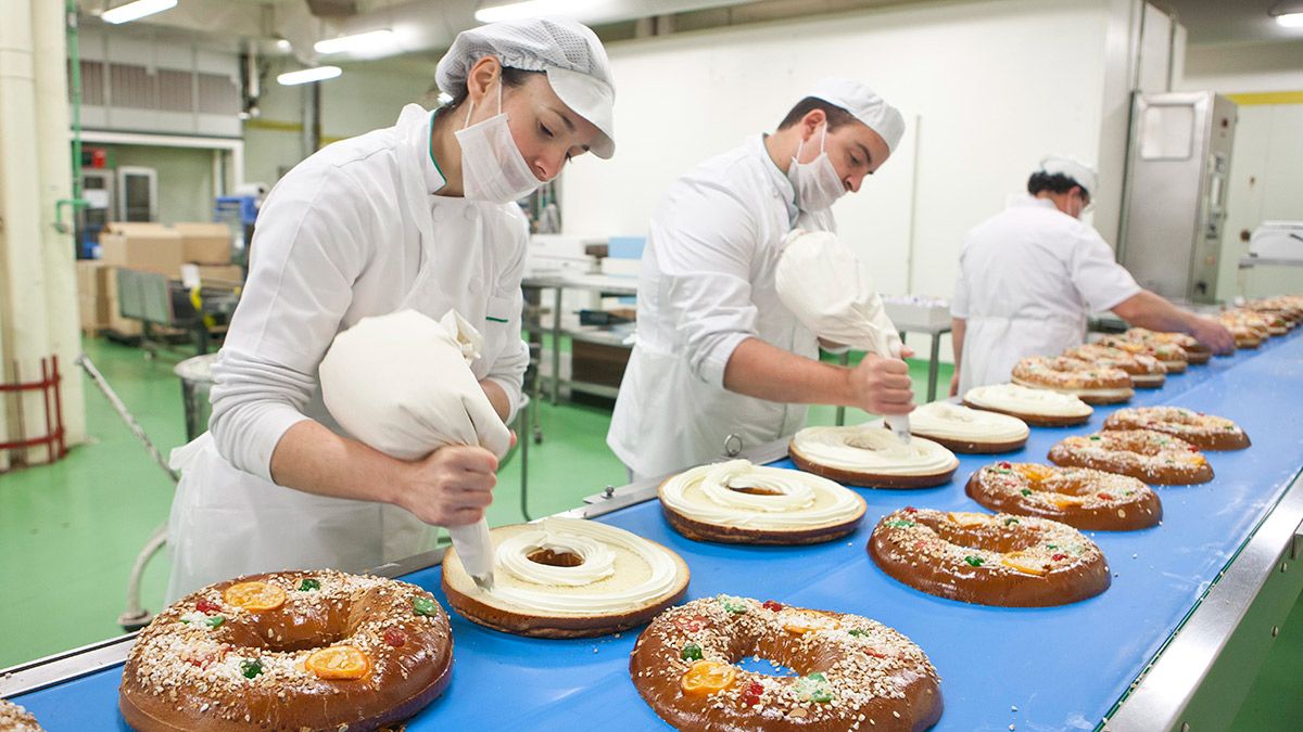 Pasteleros de El Corte Inglés afanados en la elaboración de roscones de Reyes. | L.N.C.
