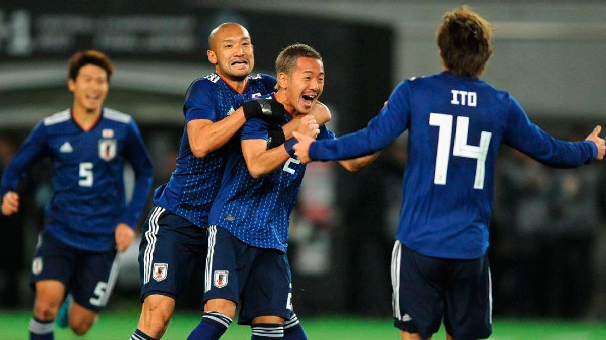 Ideguchi es abrazado por sus compañeros tras marcar con Japón. | ESPN Ideguchi es abrazado por sus compañeros tras marcar con Japón. | ESPN