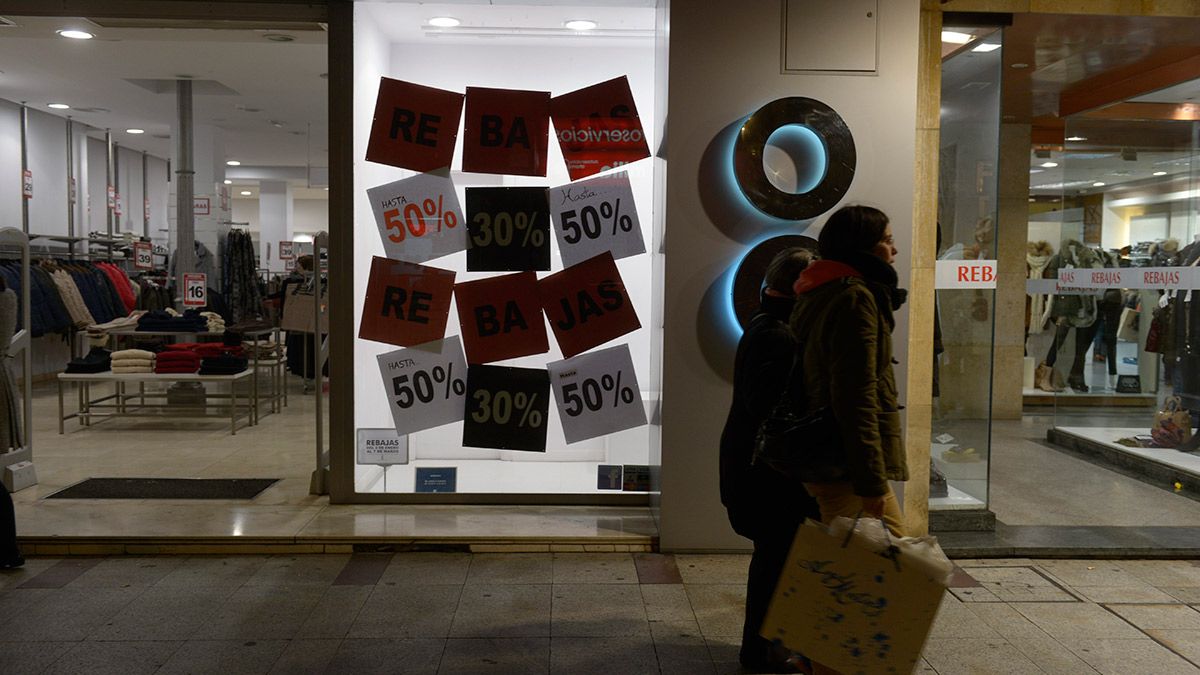 El comercio leonés inicia este domingo la campaña ‘oficial’ de rebajas de invierno. | MAURICIO PEÑA