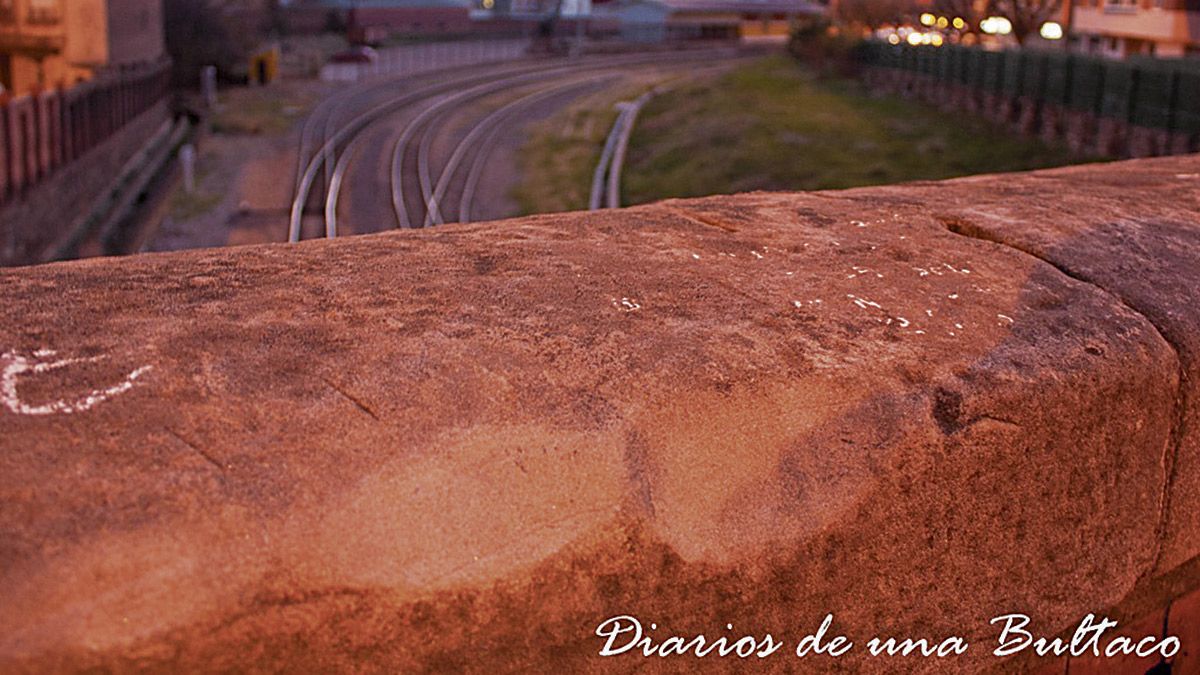 Las piedras del puente de los Maristas sobre la vía de Feve mostraban la huella de la costumbre de afilar allí las navajas. | BLOG DIARIOS DE UNA BULTACO