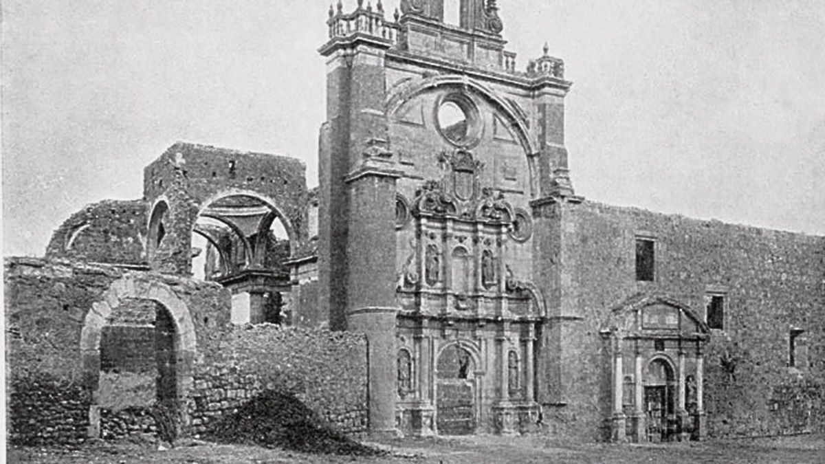 El monasterio de Eslonza con su fachada original, trasladada posteriormente piedra a piedra a la Iglesia leonesa de Renueva en tiempos de Almarcha.