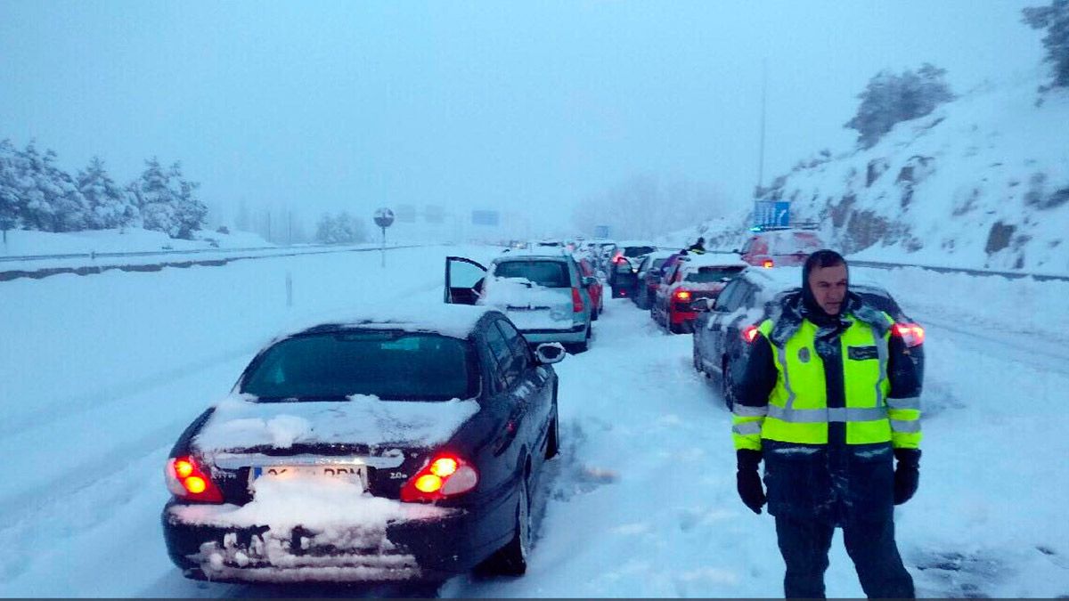 Cientos de familias atrapadas en sus coches por la nevada en la AP-6. | ABC.ES