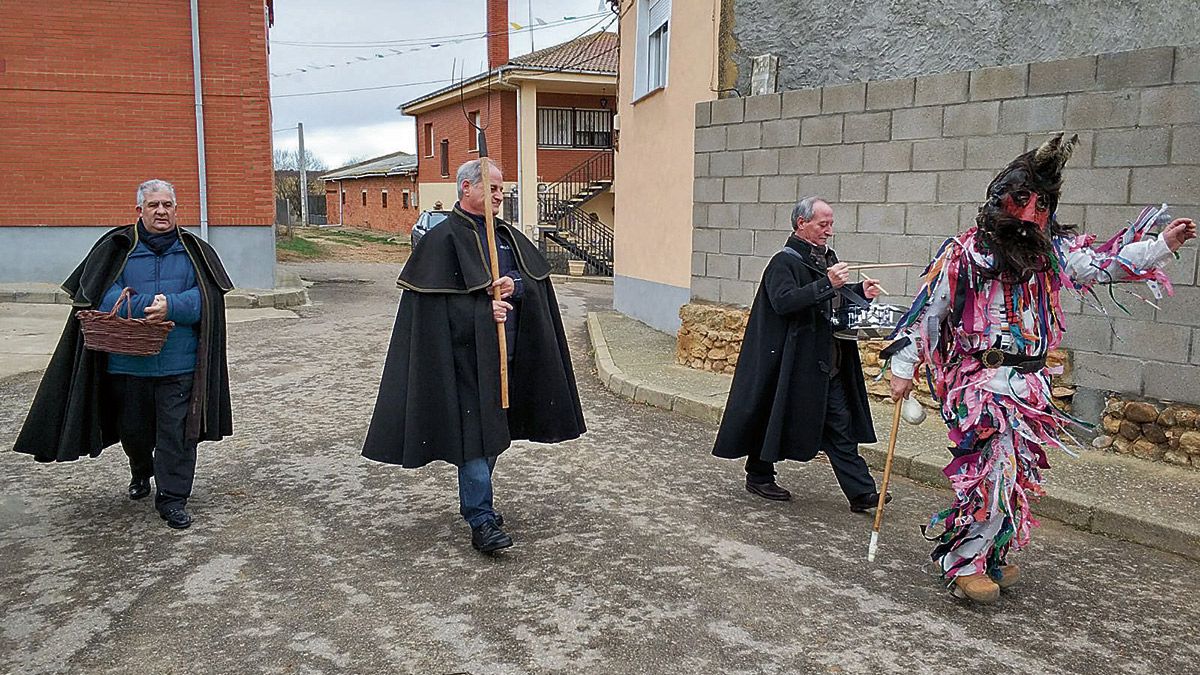 El Guirrio, acompañado del músico, ‘el de la forcada’ y el cesto para recoger el aguinaldo por las casas. | IVÁN M. LOBO