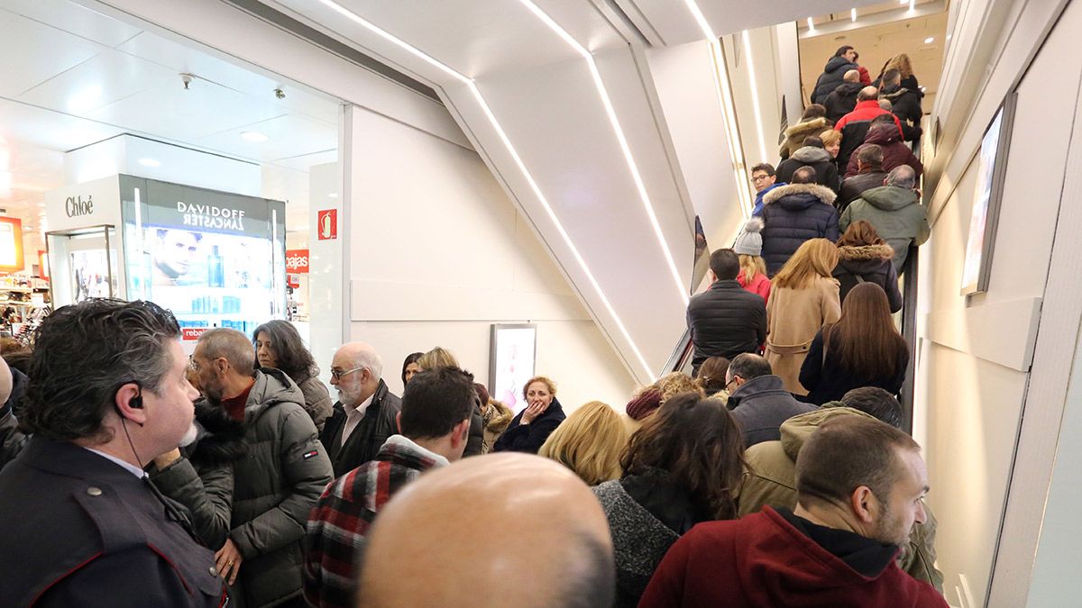 Decenas de personas acceden a un centro comercial de Valladolid el día del inicio del periodo de Rebajas. | ICAL